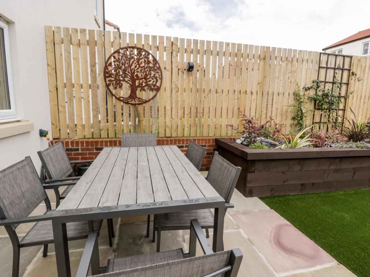 Misty Moon Villa Whitby Exterior photo